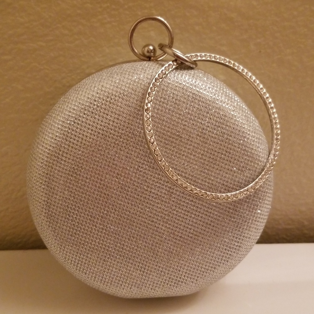 Circle shaped clutch